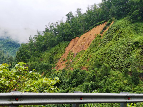 Cận cảnh sạt lở nghiêm trọng trên tuyến QL49 nối trung tâm TP.Huế - A Lưới Cận cảnh sạt lở nghiêm trọng trên tuyến QL49 nối trung tâm TP.Huế - A Lưới