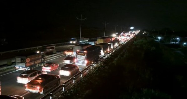 Cao tốc TPHCM – Trung Lương kẹt xe 6km vì tai nạn giữa xe đầu kéo và  xe 4 chỗ