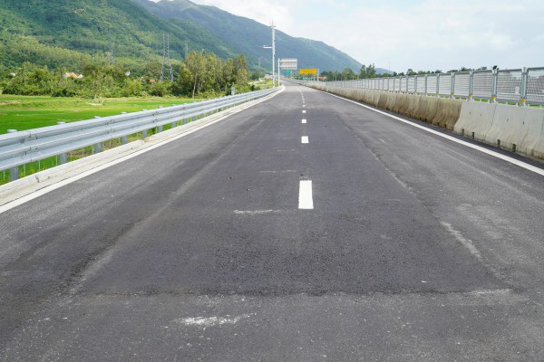 Cao tốc Vân Phong - Nha Trang: 13 km đầu tuyến chưa thông xe đã phải sửa