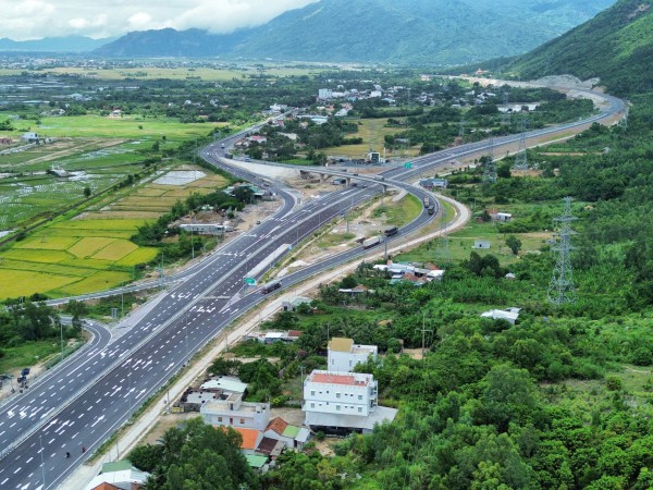 Cao tốc Vân Phong - Nha Trang: 13 km đầu tuyến chưa thông xe đã phải sửa