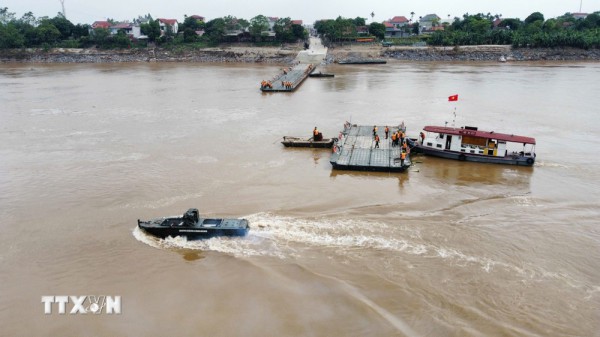 Cầu phao thay cầu Phong Châu đã được lắp đặt, ngày 30/9 xe có thể lưu thông