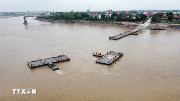 Cầu phao thay cầu Phong Châu đã được lắp đặt, ngày 30/9 xe có thể lưu thông