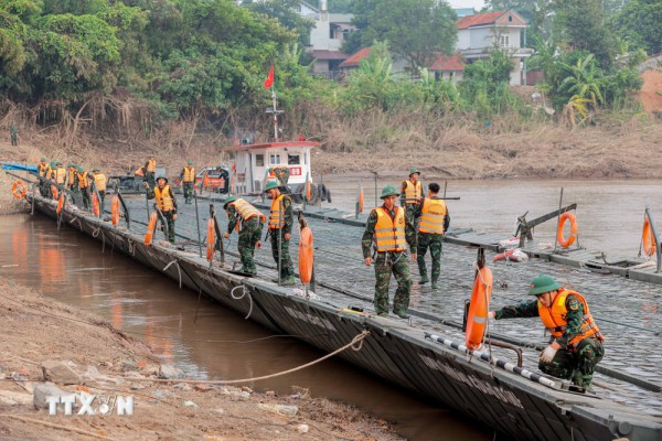 Cầu phao thay cầu Phong Châu đã được lắp đặt, ngày 30/9 xe có thể lưu thông