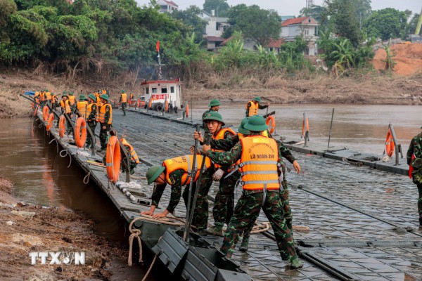 Cầu phao thay cầu Phong Châu đã được lắp đặt, ngày 30/9 xe có thể lưu thông