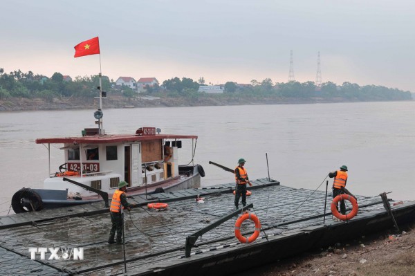 Cầu phao thay cầu Phong Châu đã được lắp đặt, ngày 30/9 xe có thể lưu thông