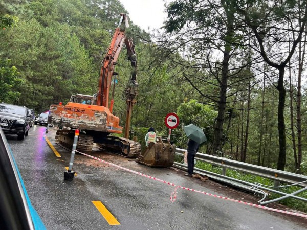 Cây cổ thụ ngã ở đèo Mimosa đè trúng ô tô