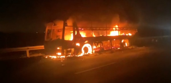 Cháy xe giường nằm trên cao tốc TP.HCM - Trung Lương