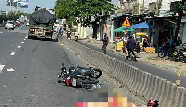 Chạy xe máy vào làn ô tô trên quốc lộ 51, hai người tử vong