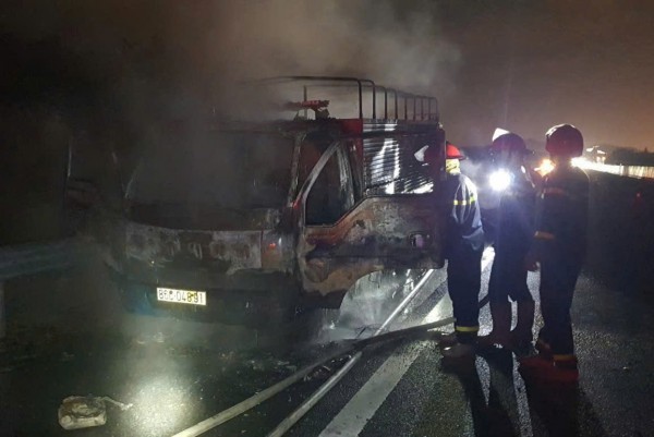 Cháy xe tải trên cao tốc Phan Thiết - Dầu Giây lúc rạng sáng