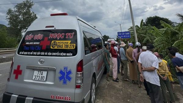 Chở con đi lấy số báo danh thi tốt nghiệp, cha tông vào trụ điện tử vong
