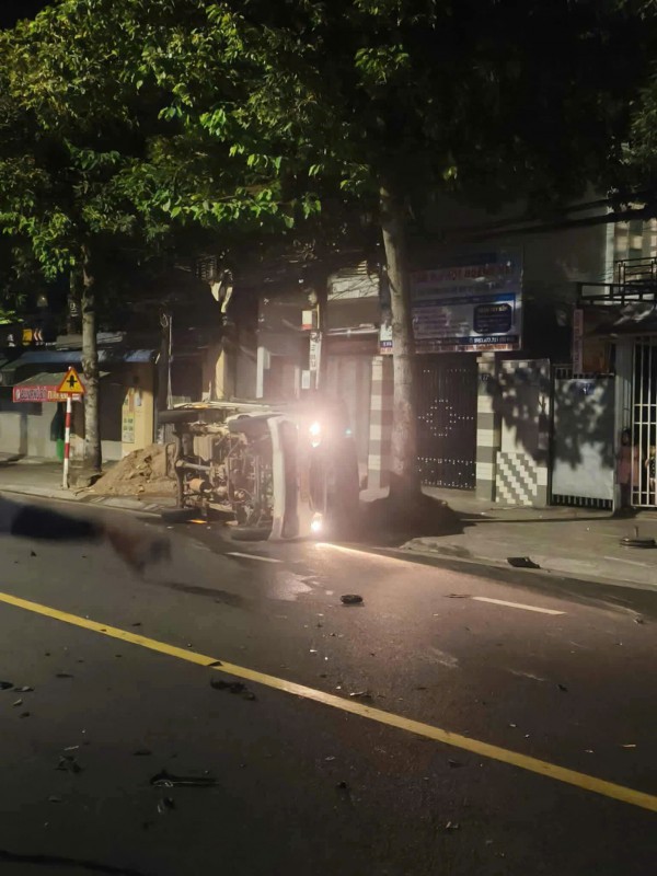 Mô tô phân khối lớn tông lật xe tải, thanh niên 23 tuổi trọng thương