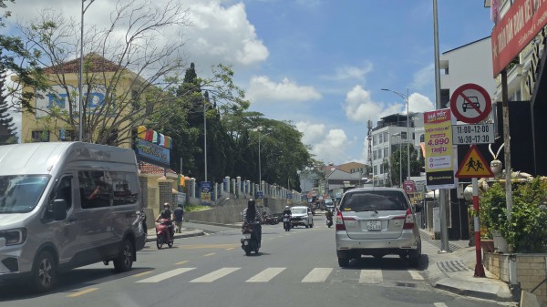 Có nên điều chỉnh biển cấm ô tô theo giờ ở Đà Lạt trong mùa hè?