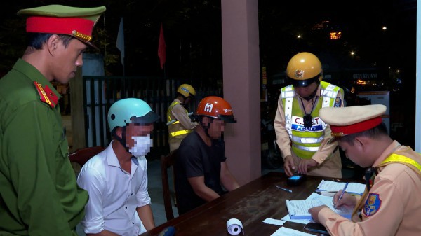 Công an Huế quyết liệt xử lý thanh thiếu niên chạy xe lạng lách, gây rối