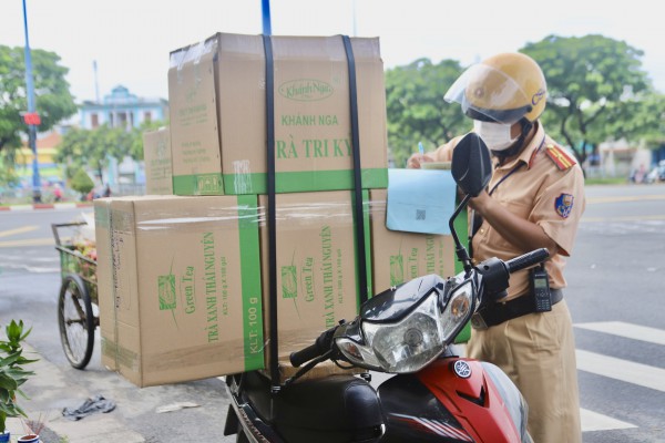 Công an TPHCM: Đẩy mạnh xử lý xe 2, 3 bánh cũ nát, chở hàng cồng kềnh mất an toàn