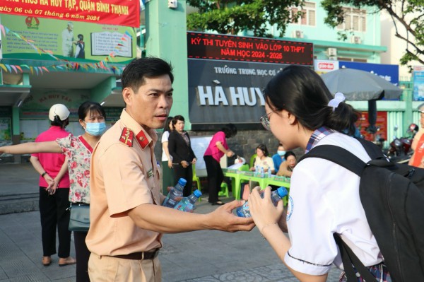 Công an TPHCM sát cánh cùng thí sinh vì một kỳ thi tuyển lớp 10 an toàn