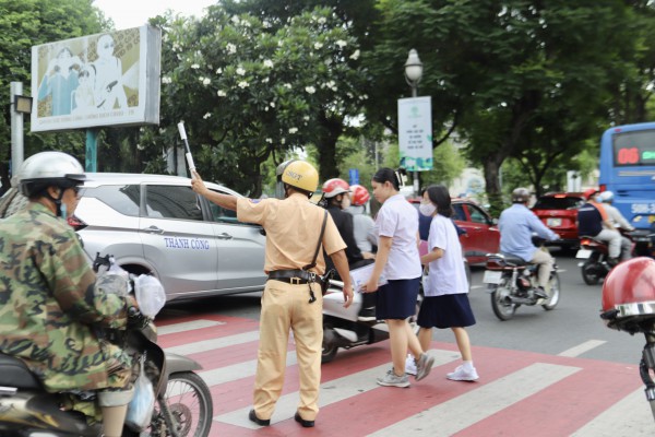 Công an TPHCM sát cánh cùng thí sinh vì một kỳ thi tuyển lớp 10 an toàn