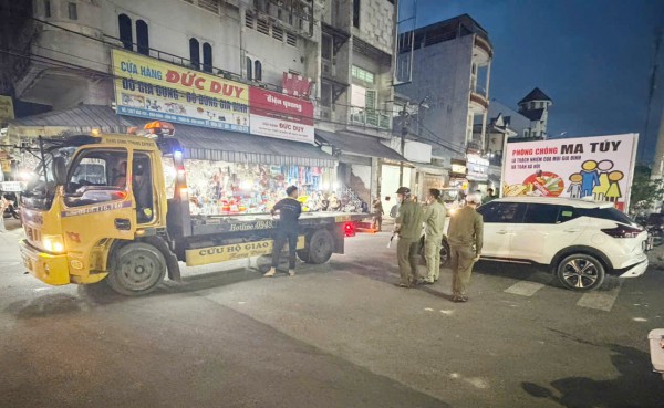 Công an phường Bình Hòa, TPHCM xử lý nhiều ôtô dừng, đỗ sai quy định trên đường