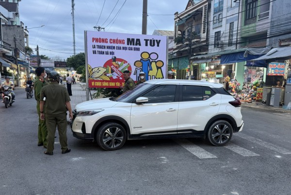 Công an phường Bình Hòa, TPHCM xử lý nhiều ôtô dừng, đỗ sai quy định trên đường