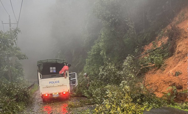 Công an tỉnh Lâm Đồng dọn cây cối, đất đá sạt lở trên QL27