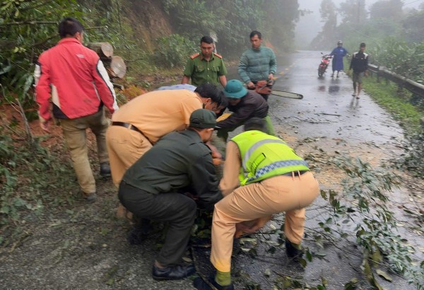 Công an tỉnh Lâm Đồng dọn cây cối, đất đá sạt lở trên QL27