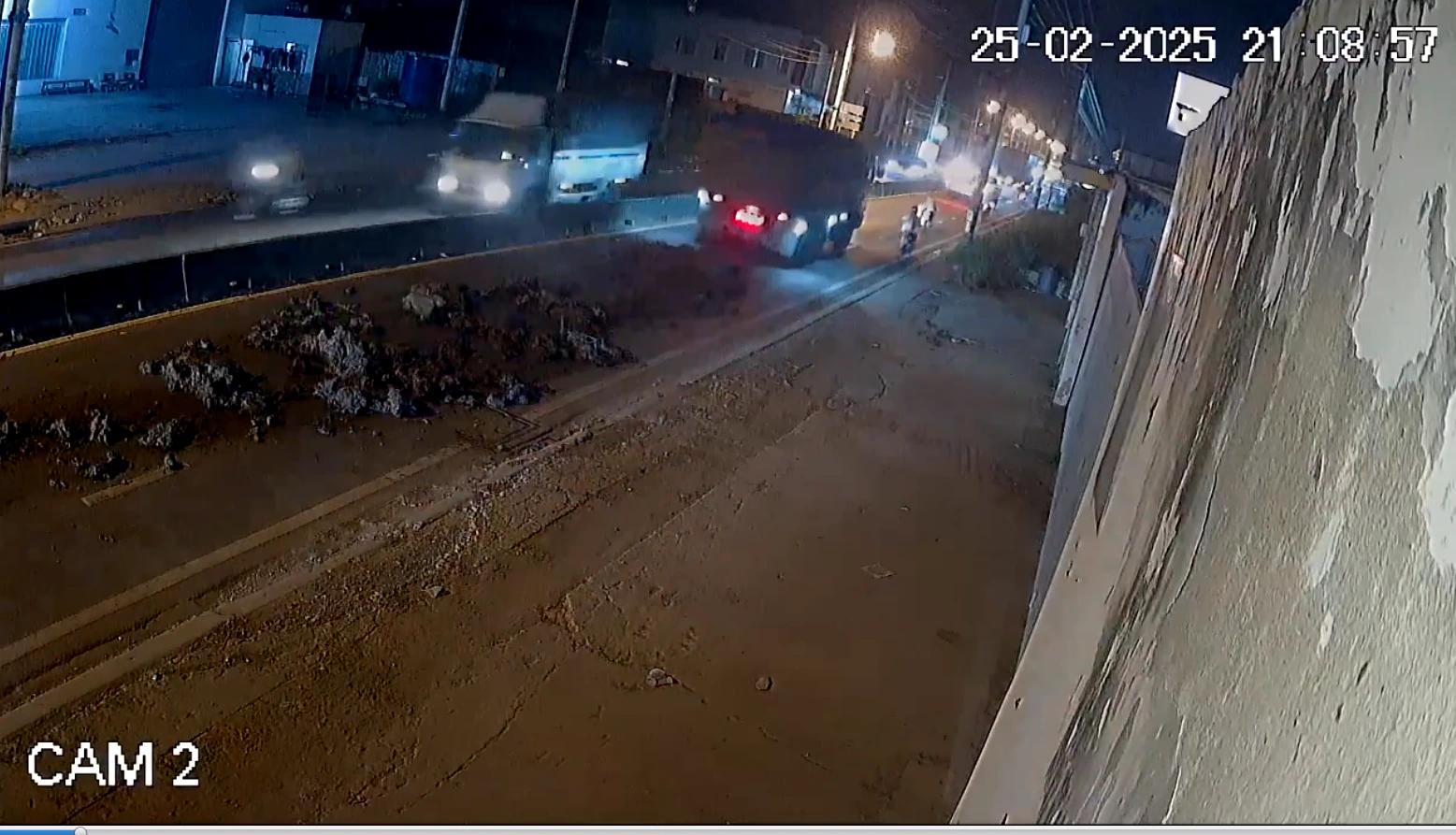 Công an trích xuất camera tìm xe ben làm đổ hàng tấn bùn đất trên đường Công an trích xuất camera tìm xe ben làm đổ hàng tấn bùn đất trên đường