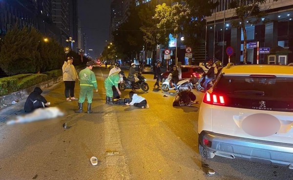 Công nhân môi trường chặn nữ tài xế tông nhiều người đi bộ định bỏ chạy ở Hà Nội