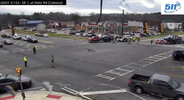 Cụ bà 83 tuổi lái ô tô đạp nhầm chân ga gây tai nạn liên hoàn