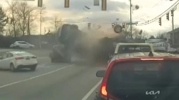 Cụ bà 83 tuổi lái ô tô đạp nhầm chân ga gây tai nạn liên hoàn