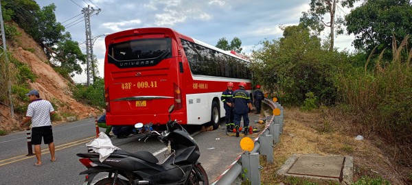 Cứu du khách Hàn Quốc bị tai nạn, kẹt dưới gầm xe khách ở bán đảo Sơn Trà