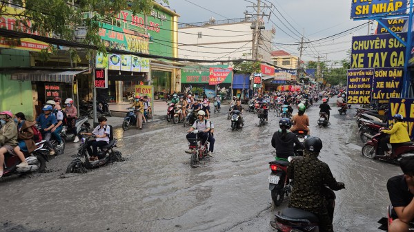 Dặm vá mặt đường Quách Điêu sau khi Báo Thanh Niên phản ánh