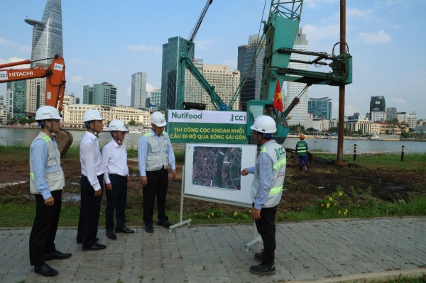Dự án cầu đi bộ qua sông Sài Gòn thực hiện mũi khoan cọc đầu tiên