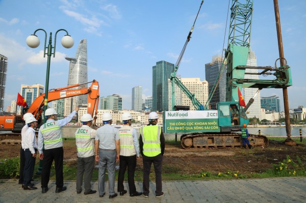 Dự án cầu đi bộ qua sông Sài Gòn thực hiện mũi khoan cọc đầu tiên