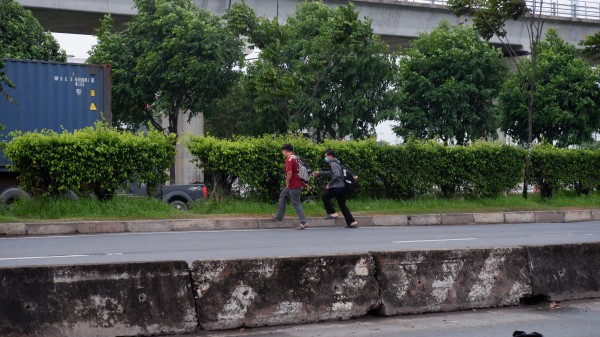 Dù có cầu bộ hành, sinh viên vẫn 