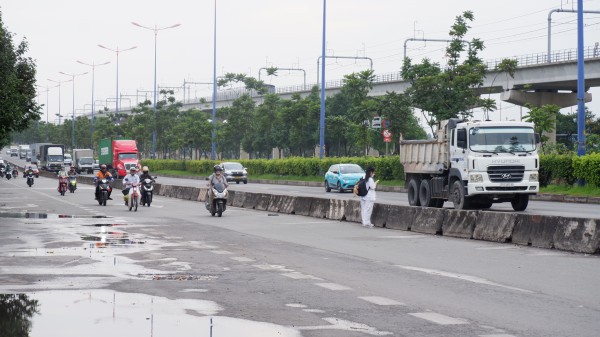 Dù có cầu bộ hành, sinh viên vẫn 