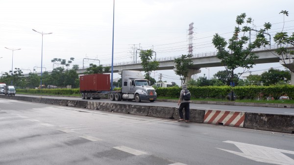 Dù có cầu bộ hành, sinh viên vẫn 