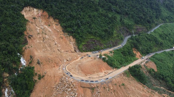 Dù có thông tuyến, cũng chưa nên cho qua lại đèo Khánh Lê