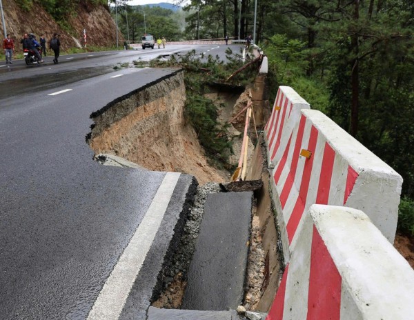 Dù có thông tuyến, cũng chưa nên cho qua lại đèo Khánh Lê
