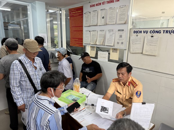 Dừng, đỗ ô tô để ăn uống, tài xế ngỡ ngàng vì bị phạt nguội