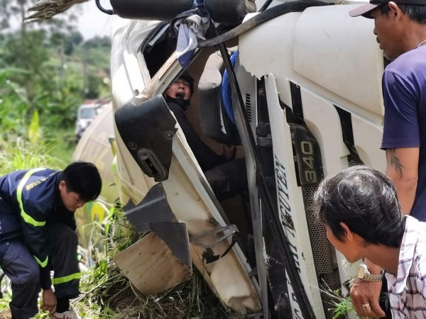 Giải cứu người kẹt trong xe trộn bê tông bị lật Giải cứu người kẹt trong xe trộn bê tông bị lật