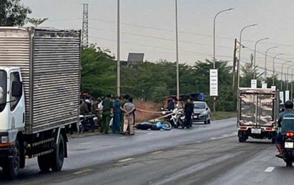 Giật mình khi nghe tiếng sét, người đàn ông té xe tử vong