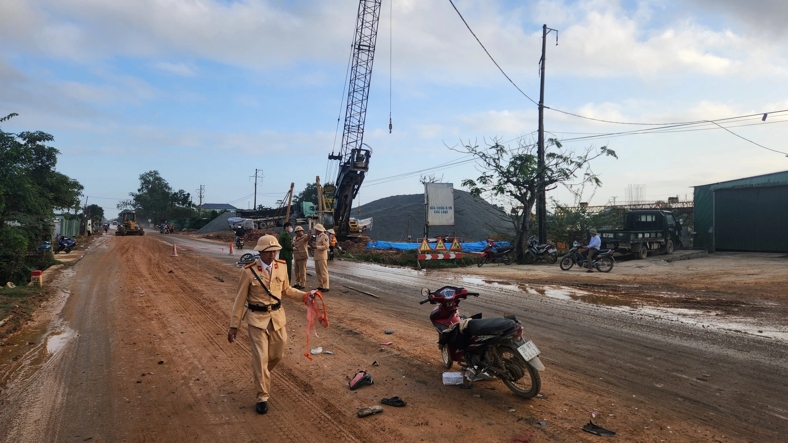 Hà Tĩnh: Tỉnh lộ 553 ngập bùn đất do ảnh hưởng từ thi công cao tốc
