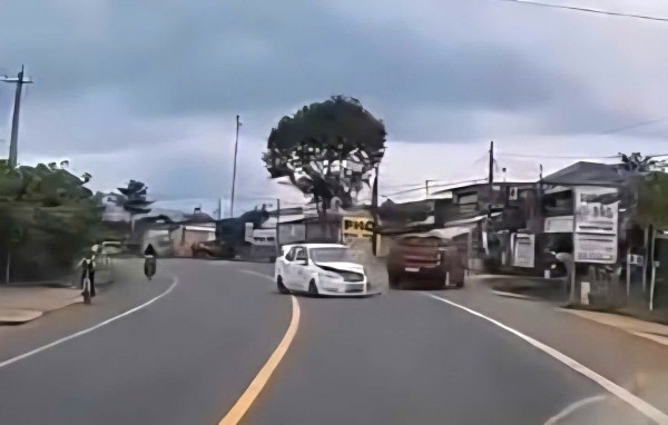 Hai ô tô tông nhau trên QL20 ở Lâm Đồng Hai ô tô tông nhau trên QL20 ở Lâm Đồng