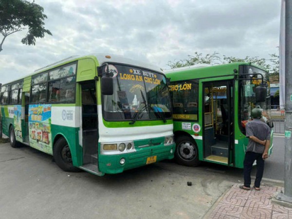Hai xe buýt tranh giành rước khách ép nhau văng lên vỉa hè