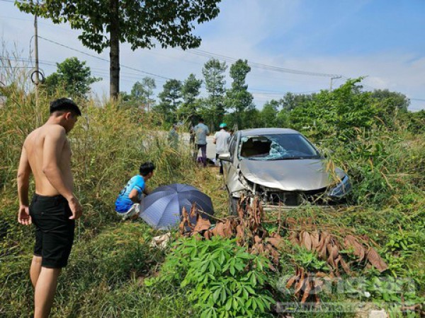 Hai xe máy chở 5 người băng qua ngã tư bị ô tô húc văng xa