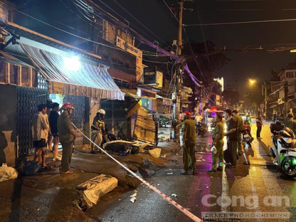 Hai xe máy lao lên vỉa hè trong đêm, 2 người tử vong