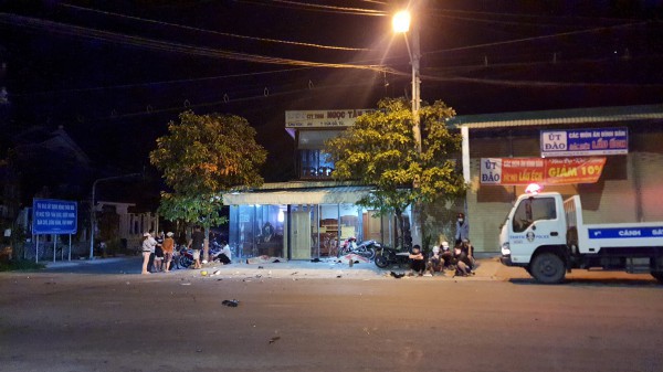 Hai xe máy tông nhau rồi lao vào nhà dân, 2 thanh niên tử vong tại chỗ