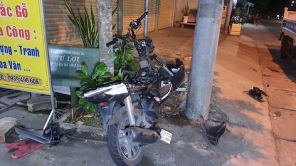 Hai xe máy tông nhau rồi lao vào nhà dân, 2 thanh niên tử vong tại chỗ