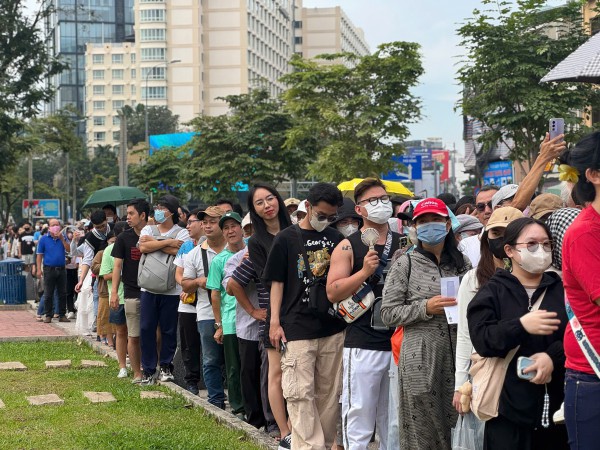 Hàng chục ngàn người đến các ga chờ trải nghiệm metro trong ngày đầu khai thác