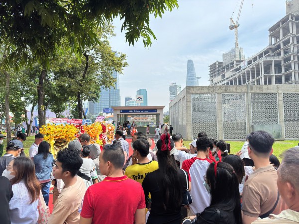 Hàng chục ngàn người đến các ga chờ trải nghiệm metro trong ngày đầu khai thác