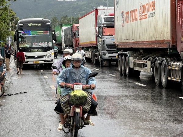 Hàng dài phương tiện ‘chôn chân’ trên Quốc lộ 1A, đoạn qua Đắk Lắk (tỉnh Phú Yên cũ)